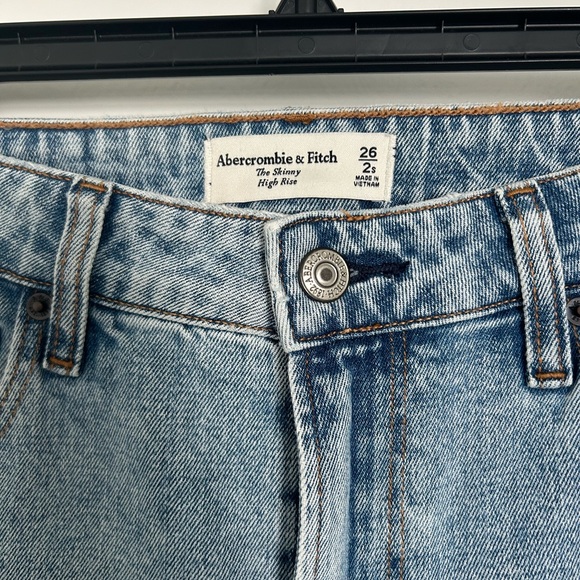 NWOT Abercrombie & Fitch Curve Love High Rise Skinny Jean Size 26 Short - Picture 3 of 5